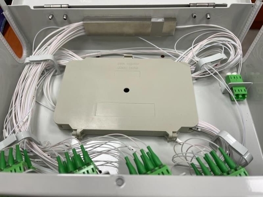 Buitenstaand ijzeren telecomkas met twee deuren met PLC-splitter en pigtail jumper-vrij glasvezel