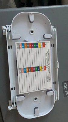 Wandmontage met 24 kernvezeloptische splicerbakken voor professionele installatie